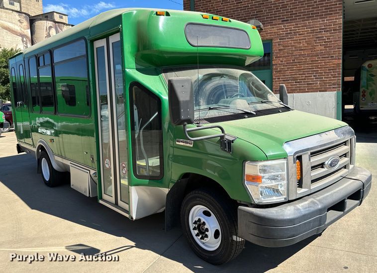 image for item MU9857 2011 Ford E450 Super Duty  shuttle bus