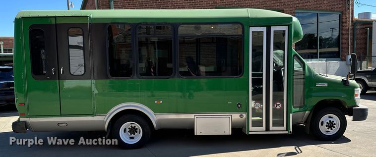 image for item MU9857 2011 Ford E450 Super Duty  shuttle bus