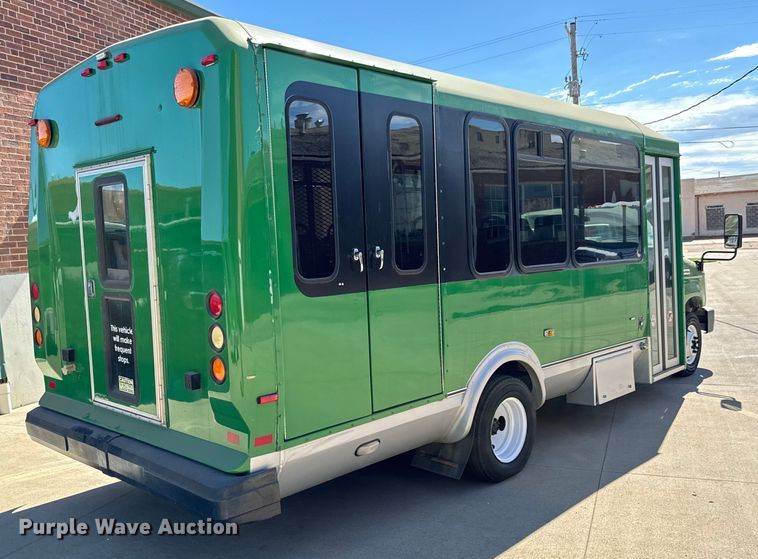 image for item MU9857 2011 Ford E450 Super Duty  shuttle bus