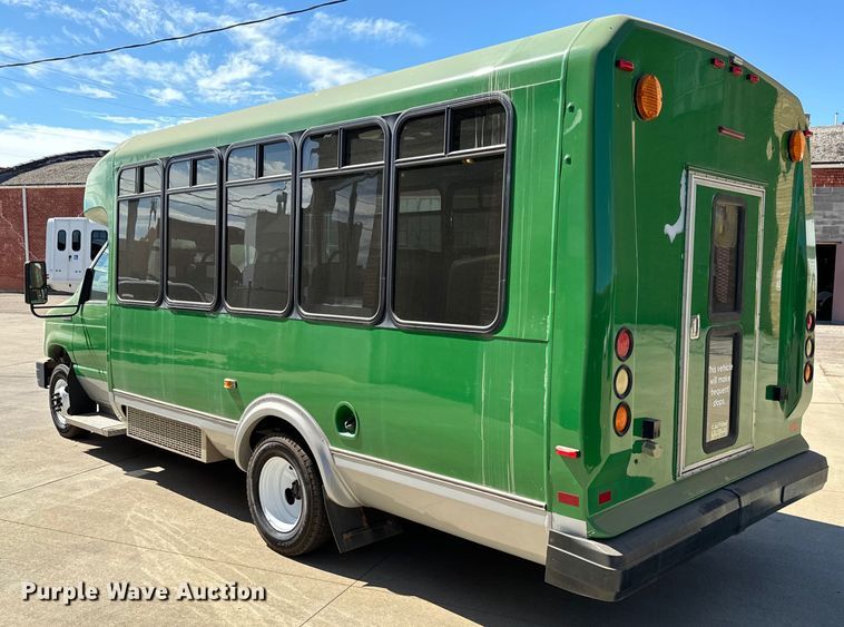 image for item MU9857 2011 Ford E450 Super Duty  shuttle bus
