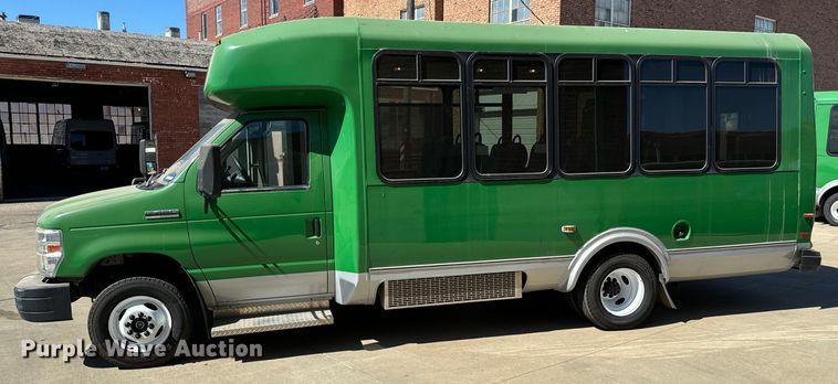 image for item MU9857 2011 Ford E450 Super Duty  shuttle bus