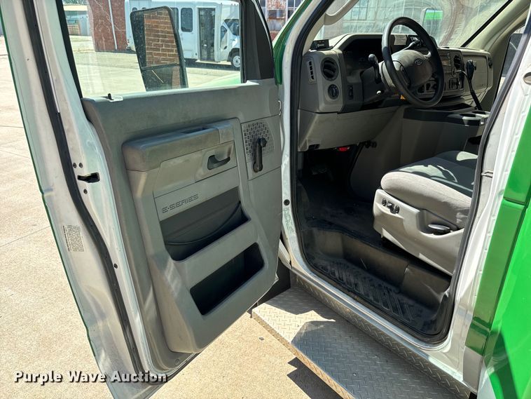 image for item MU9857 2011 Ford E450 Super Duty  shuttle bus