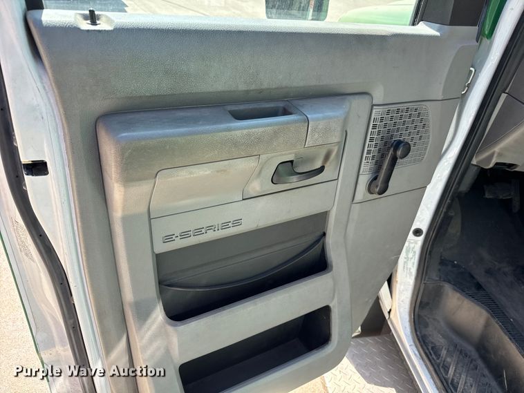 image for item MU9857 2011 Ford E450 Super Duty  shuttle bus