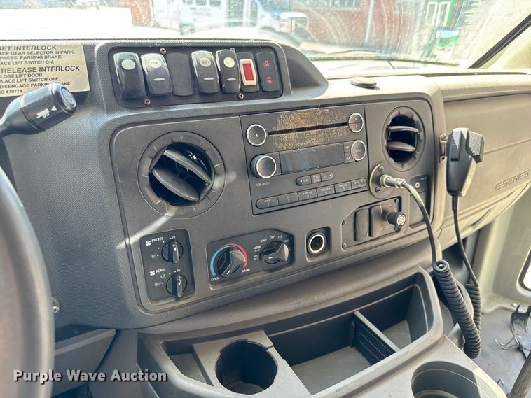 image for item MU9857 2011 Ford E450 Super Duty  shuttle bus