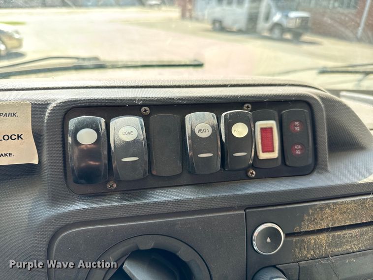 image for item MU9857 2011 Ford E450 Super Duty  shuttle bus