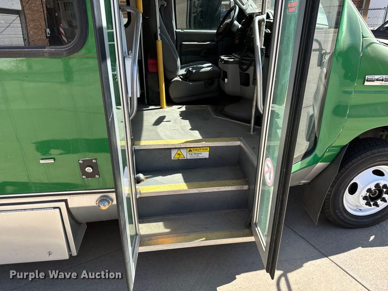 image for item MU9857 2011 Ford E450 Super Duty  shuttle bus