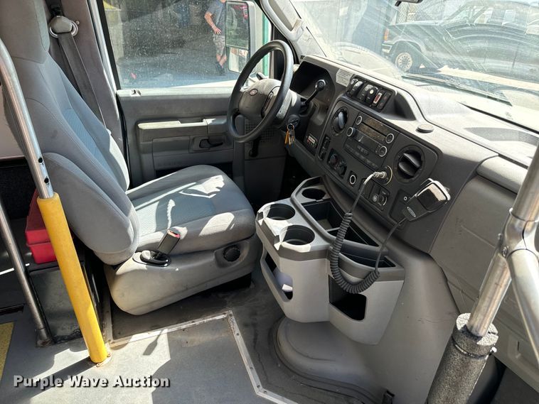 image for item MU9857 2011 Ford E450 Super Duty  shuttle bus