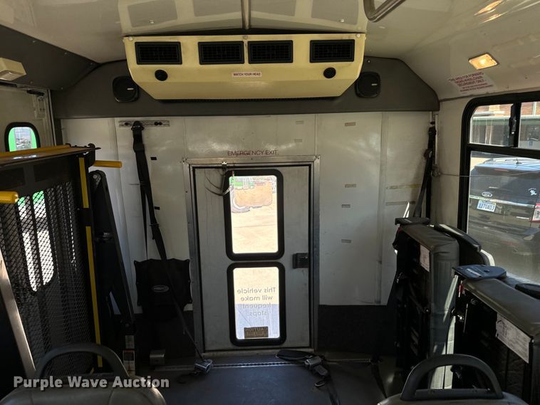 image for item MU9857 2011 Ford E450 Super Duty  shuttle bus