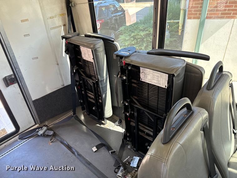 image for item MU9857 2011 Ford E450 Super Duty  shuttle bus