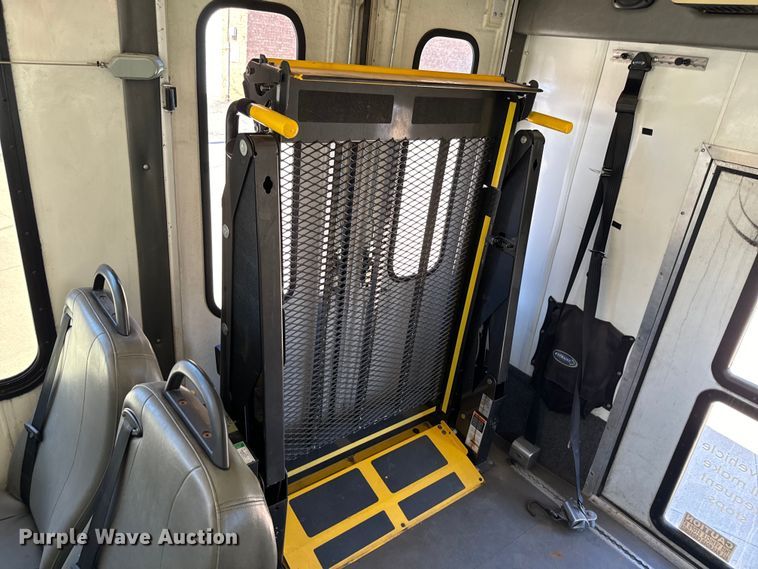 image for item MU9857 2011 Ford E450 Super Duty  shuttle bus