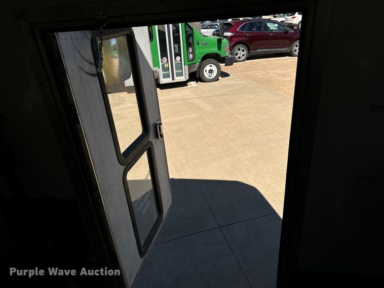 image for item MU9857 2011 Ford E450 Super Duty  shuttle bus