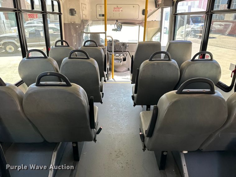 image for item MU9857 2011 Ford E450 Super Duty  shuttle bus