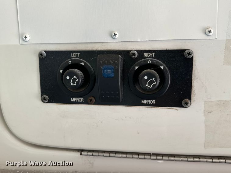 image for item MU9857 2011 Ford E450 Super Duty  shuttle bus