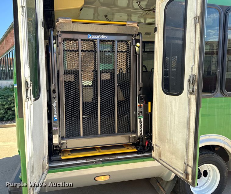 image for item MU9857 2011 Ford E450 Super Duty  shuttle bus