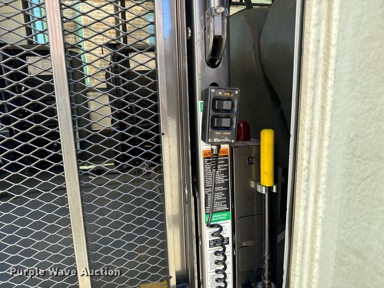 image for item MU9857 2011 Ford E450 Super Duty  shuttle bus