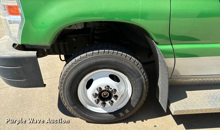 image for item MU9857 2011 Ford E450 Super Duty  shuttle bus