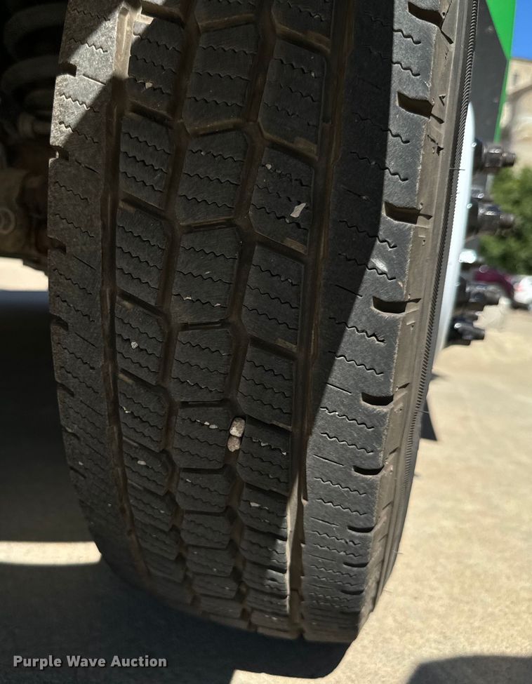 image for item MU9857 2011 Ford E450 Super Duty  shuttle bus