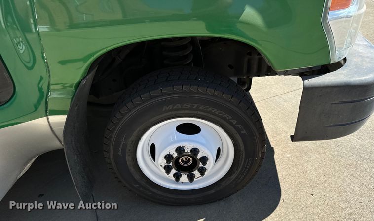 image for item MU9857 2011 Ford E450 Super Duty  shuttle bus