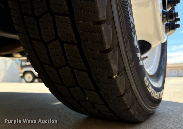 image for item MU9857 2011 Ford E450 Super Duty  shuttle bus