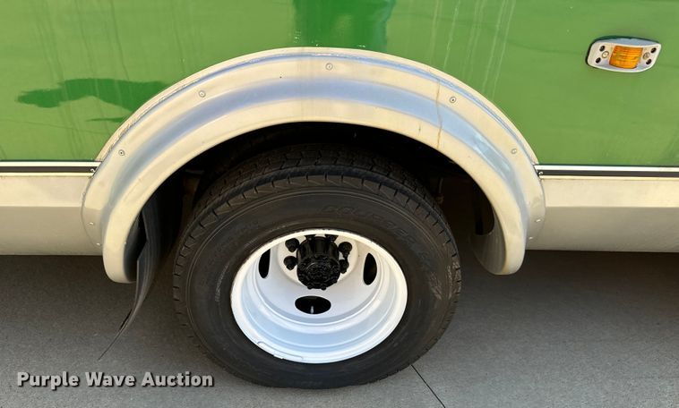 image for item MU9857 2011 Ford E450 Super Duty  shuttle bus