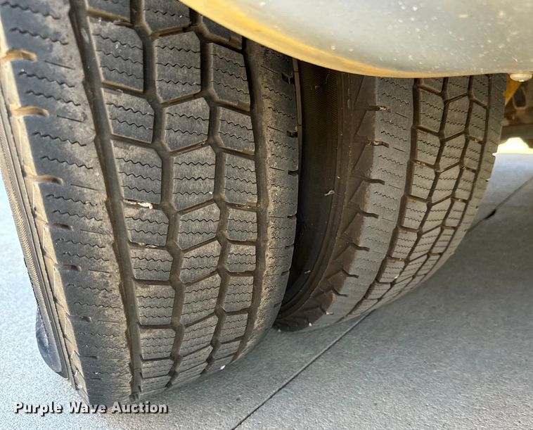 image for item MU9857 2011 Ford E450 Super Duty  shuttle bus