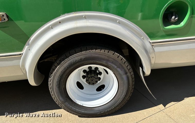 image for item MU9857 2011 Ford E450 Super Duty  shuttle bus