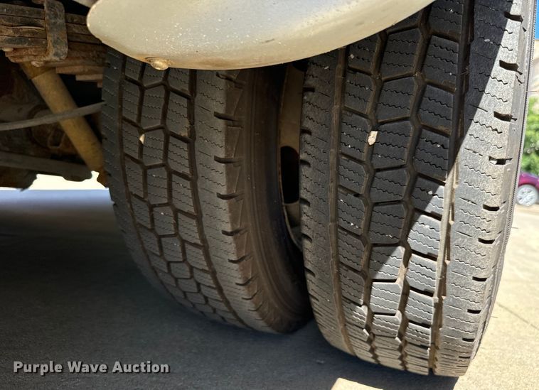 image for item MU9857 2011 Ford E450 Super Duty  shuttle bus