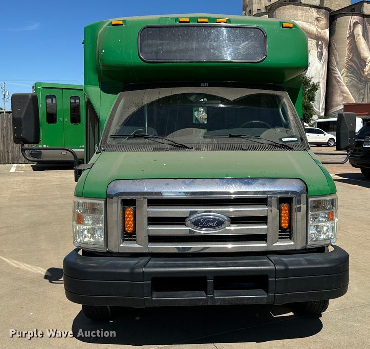 image for item MU9858 2009 Eldorado E450 Super Duty  shuttle bus