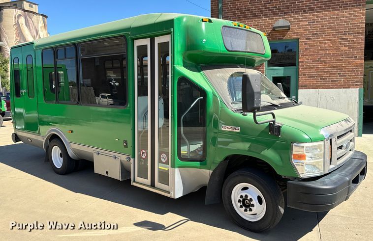 image for item MU9858 2009 Eldorado E450 Super Duty  shuttle bus