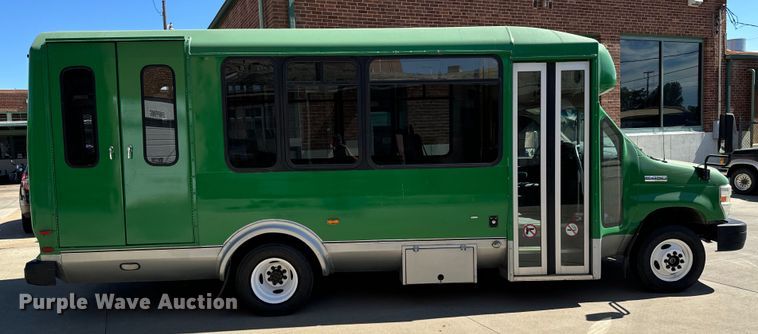 image for item MU9858 2009 Eldorado E450 Super Duty  shuttle bus