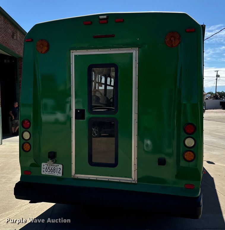 image for item MU9858 2009 Eldorado E450 Super Duty  shuttle bus