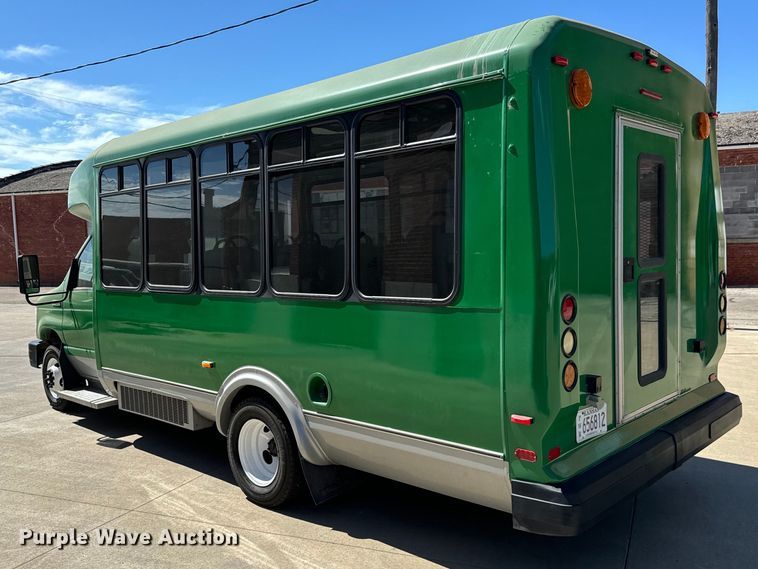 image for item MU9858 2009 Eldorado E450 Super Duty  shuttle bus