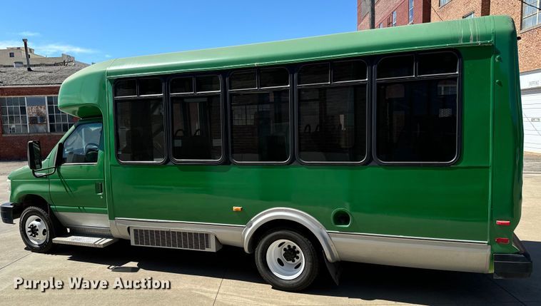 image for item MU9858 2009 Eldorado E450 Super Duty  shuttle bus