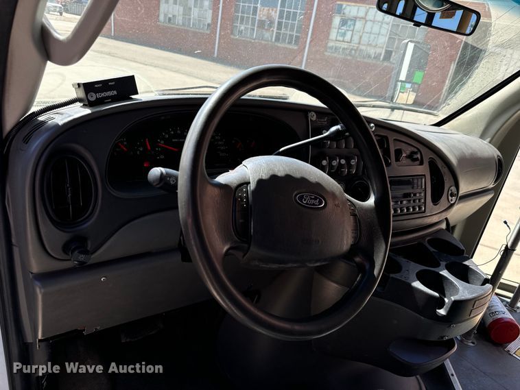 image for item MU9858 2009 Eldorado E450 Super Duty  shuttle bus