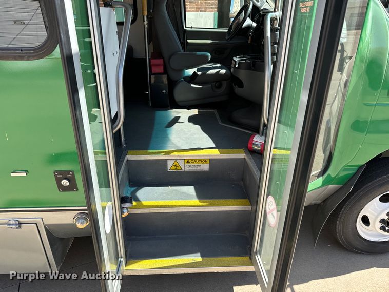 image for item MU9858 2009 Eldorado E450 Super Duty  shuttle bus