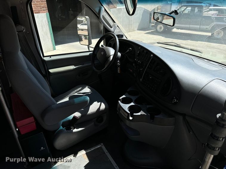 image for item MU9858 2009 Eldorado E450 Super Duty  shuttle bus