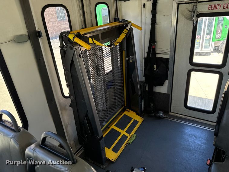 image for item MU9858 2009 Eldorado E450 Super Duty  shuttle bus