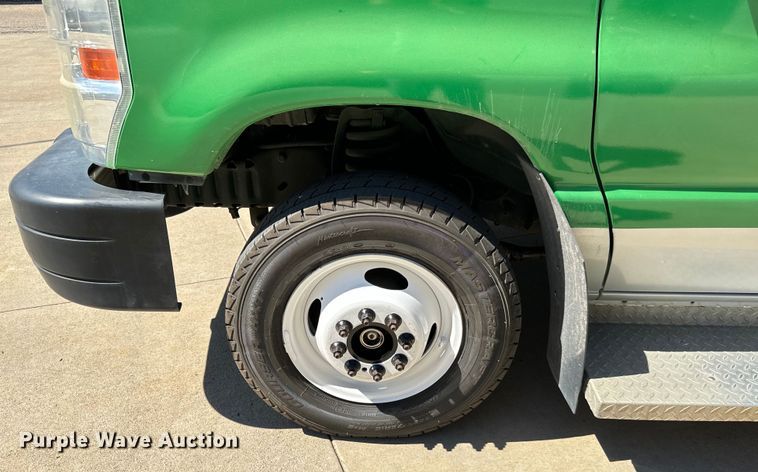 image for item MU9858 2009 Eldorado E450 Super Duty  shuttle bus