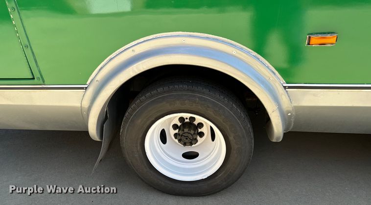 image for item MU9858 2009 Eldorado E450 Super Duty  shuttle bus