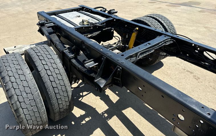 image for item MU9866 2016 Ford F550 Super Duty XL Crew Cab truck cab and chassis