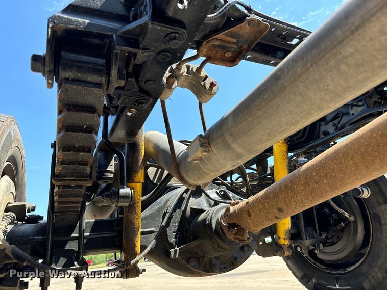 image for item MU9866 2016 Ford F550 Super Duty XL Crew Cab truck cab and chassis