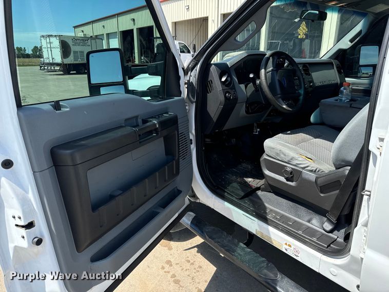 image for item MU9866 2016 Ford F550 Super Duty XL Crew Cab truck cab and chassis