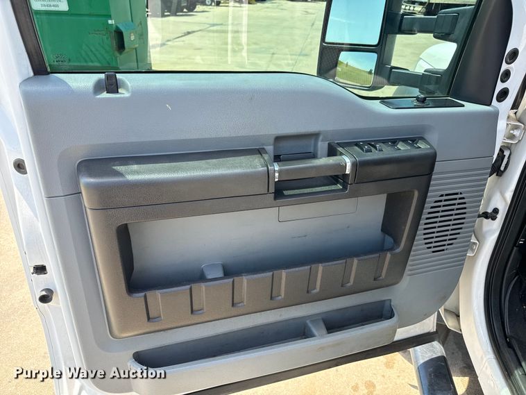 image for item MU9866 2016 Ford F550 Super Duty XL Crew Cab truck cab and chassis