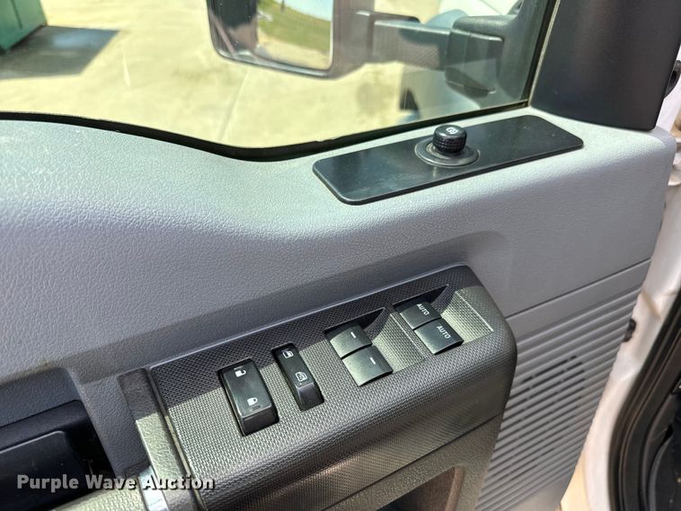 image for item MU9866 2016 Ford F550 Super Duty XL Crew Cab truck cab and chassis