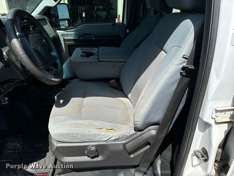 image for item MU9866 2016 Ford F550 Super Duty XL Crew Cab truck cab and chassis