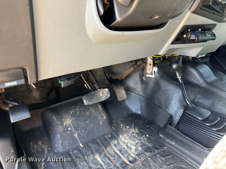 image for item MU9866 2016 Ford F550 Super Duty XL Crew Cab truck cab and chassis