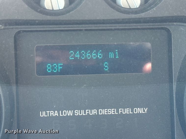 image for item MU9866 2016 Ford F550 Super Duty XL Crew Cab truck cab and chassis