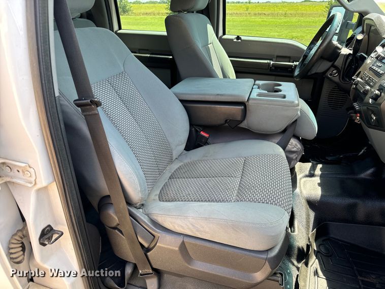 image for item MU9866 2016 Ford F550 Super Duty XL Crew Cab truck cab and chassis