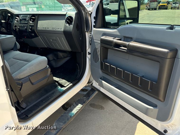 image for item MU9866 2016 Ford F550 Super Duty XL Crew Cab truck cab and chassis