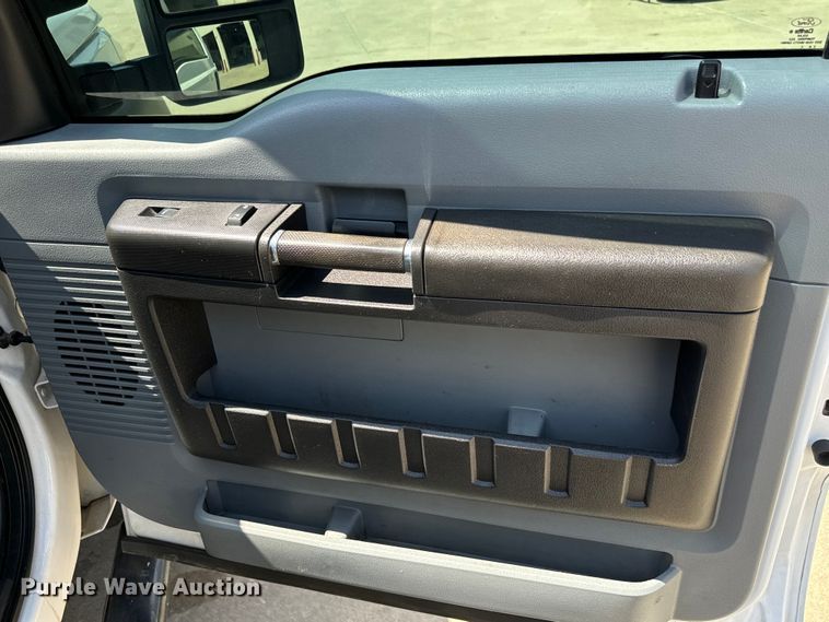 image for item MU9866 2016 Ford F550 Super Duty XL Crew Cab truck cab and chassis